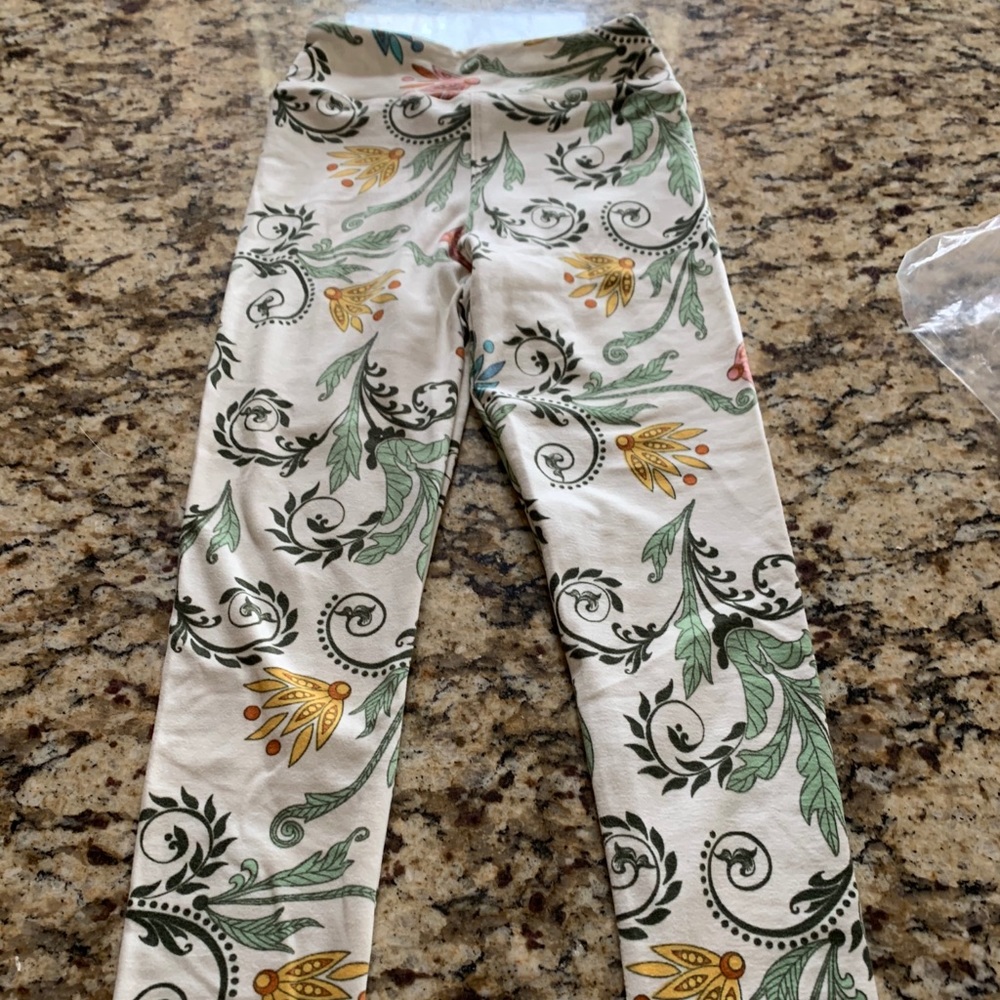 LuLaRoe kids s/m cream paisley leggings